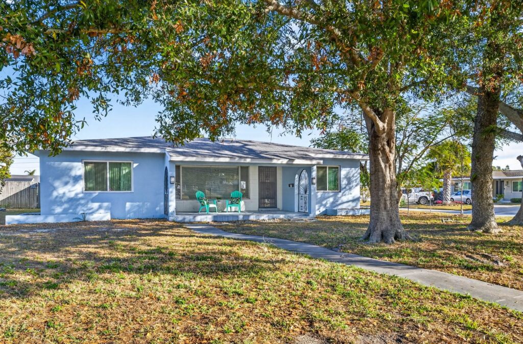 6701 Burlington Avenue N · St Petersburg, FL 33710 — photo 1